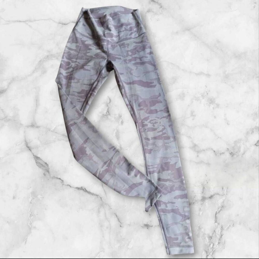 Lululemon Size 6 Ribbed Wunder Under
